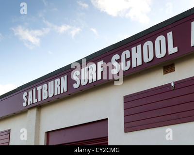 Segno per Saltburn Scuola Surf edificio sul lungomare Foto Stock