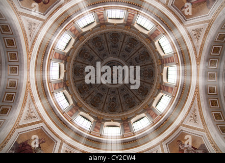 Il sole splende attraverso la Basilica cupola della torre a Esztergom - Ungheria Foto Stock