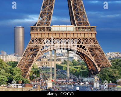 La Torre Eiffel, Montparnasse e Champ de Mars visto dal Trocadero a Parigi, Francia. Foto Stock