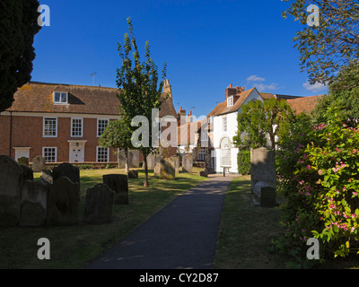 Piazza della chiesa, segale, Sussex. Una pittoresca strada di vecchie case accanto al sagrato della chiesa nella città storica di segale. Foto Stock