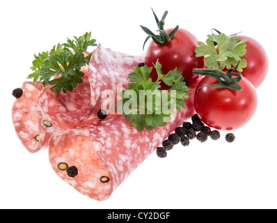 Fette di salame isolati su sfondo bianco Foto Stock