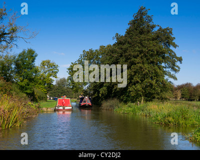 Narrowboats passando sulla Oxford Union Canal vicino Heyford Wharf, Oxfordshire Foto Stock