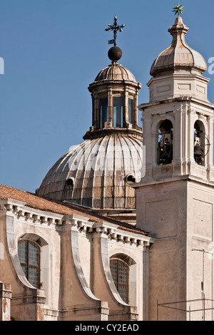 Un dettaglio architettonico della chiesa dei Gesuiti a Venezia - Zattere, con pareti counterfort, la cupola e il campanile. Foto Stock