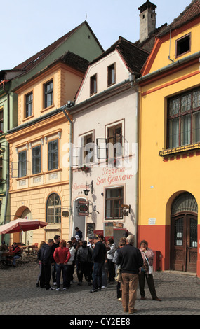 La Romania, Sighisoara, la città vecchia, la piazza principale, persone Foto Stock