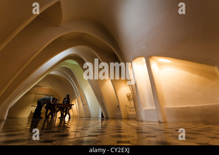 Vista di archi parabolici progettata da Antoine Gaudi per una camera in stile liberty stile moderno Casa Batllo a Barcellona, Spagna. Foto Stock