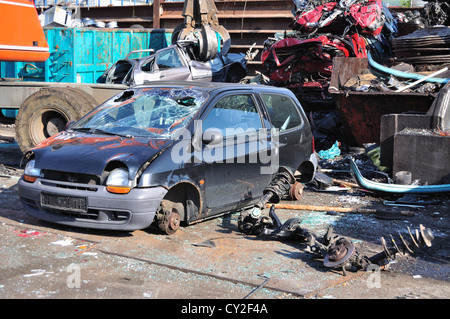 Migliaia di vecchie vetture verranno distrutti al scrapyard in Germania Foto Stock