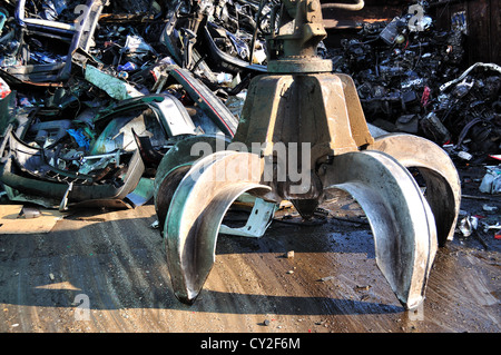 Migliaia di vecchie vetture verranno distrutti al scrapyard in Germania Foto Stock