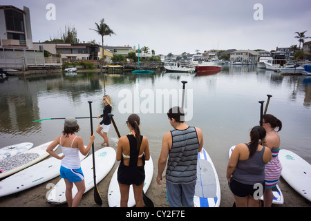 Sunset Beach e Huntington Harbour, a sud di Los Angeles, Surf Center e beach resort con marina. Longboard paddle lezioni. Foto Stock