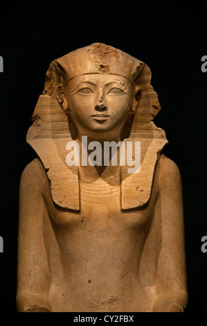 Hatshepsut 1479–1458 a.C., XVIII dinastia, tempio funerario del nuovo Regno a Deir el-Bahri, faraone donna egiziana nelle regalie reali tradizionali, Foto Stock