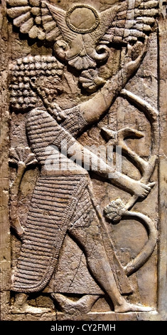 Figura maschile afferrando un albero disco solare alato sopra Neo 9-8Assira secolo BC Mesopotamia Nimrud Kalhu Avorio Assiria Siria Foto Stock