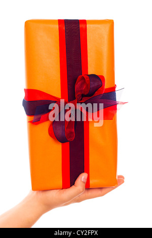 In prossimità di una mano azienda confezione regalo, isolato su sfondo bianco. Foto Stock