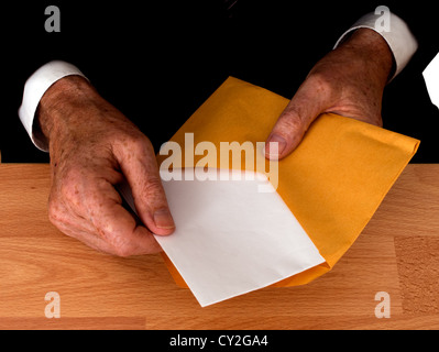 Uomo d affari con la lettera Foto Stock