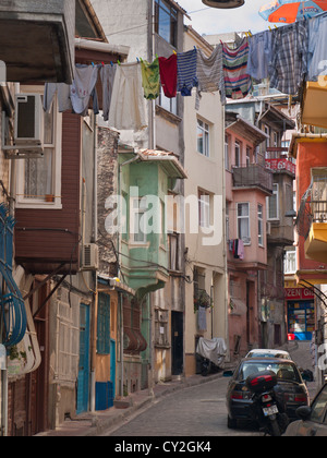 Linea di abbigliamento, lavaggio e le vecchie case in tradizionale stile turco in una strada nel quartiere di Balat di Istanbul in Turchia Foto Stock