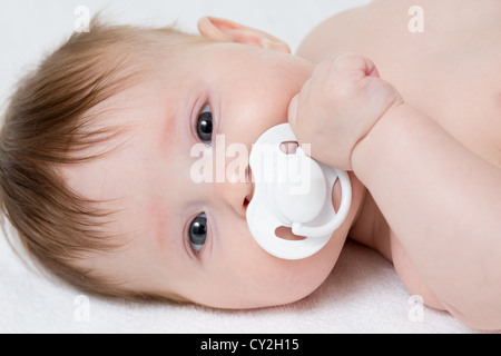 Bambino con succhietto closeup ritratto Foto Stock