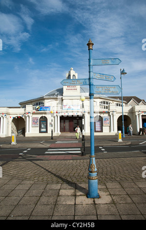 Grand Pavilion e un dipinto di blu a signpost Porthcawl South Wales UK Foto Stock