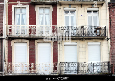 Il balcone di ogni camera sul Quai Francois Premier Le Treport, Normandia, Francia Foto Stock