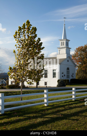 Chiesa congregazionale a Craftsbury Common, Vermont. cadere Foto Stock