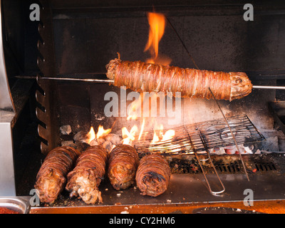 Arrotolato agnelli carne su uno spiedino tostatura su griglia a carbone fuoco in un ristorante di Istanbul Foto Stock