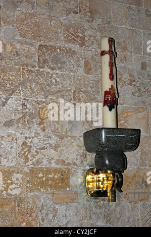 Cero pasquale in maquette del font, (disegnato da John Skelton) Cattedrale della Santissima Trinità, Chichester. Foto Stock