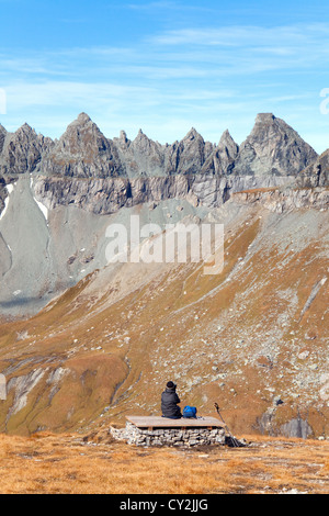 Un viandante guardando la spinta di Glarona Sito Patrimonio Mondiale, Alpi Svizzere a Flims, Svizzera Europa Foto Stock