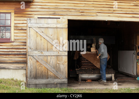 Il sig. Wood rendendo il sidro di mele, legno Cider Mill, Springfield, Vermont, USA Foto Stock