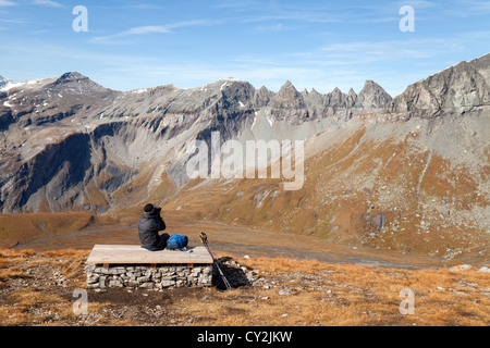 Un viandante guardando la spinta di Glarona sito Patrimonio Mondiale dell'UNESCO, alpi svizzere a Flims, Grigioni Svizzera Foto Stock