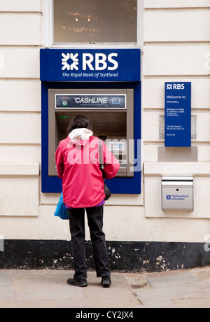 Una donna come ottenere denaro contante da un RBS Royal Bank of Scotland bancomat Shrewsbury REGNO UNITO Foto Stock