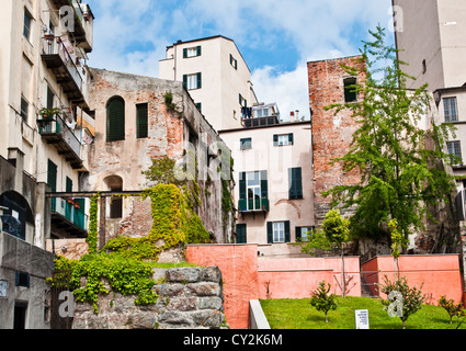 Savona, Italia: vecchie torri nel centro della città, punto di riferimento di viaggio Foto Stock