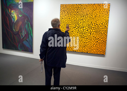 Parigi, Francia, Europa, UN anziano assio caucasico che cattura 'Infinity-Dots Asnih' da Yahoo KUSAMA a Fiac 2012 Foto Stock