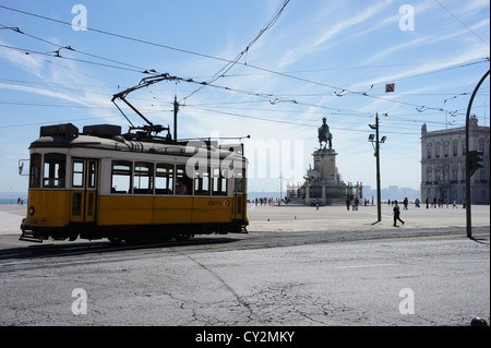 Il tram che passa attraverso il Terreiro do Paço di Lisbona Foto Stock