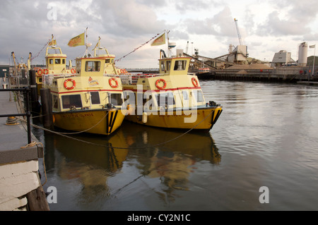 Inglese Mare. Il giallo Brownsea Island Ferries attraccata per la serata al fianco di Poole Quay nel Dorset. Inghilterra, Regno Unito. Foto Stock