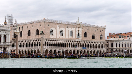Il Palazzo Ducale a Venezia vista dal Canale Grande, con molte gondole ormeggiate nella parte anteriore di esso Foto Stock