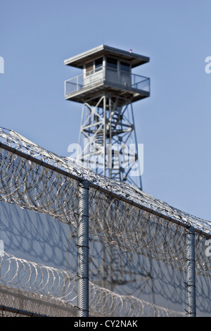 Recinto di sicurezza della prigione, torre di guardia. Foto Stock