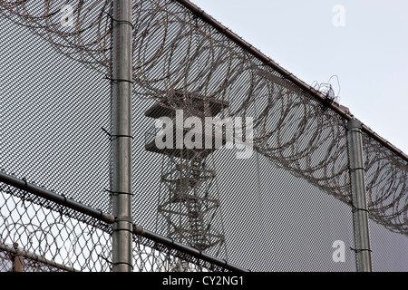 Recinzione di sicurezza, torre di guardia. Foto Stock