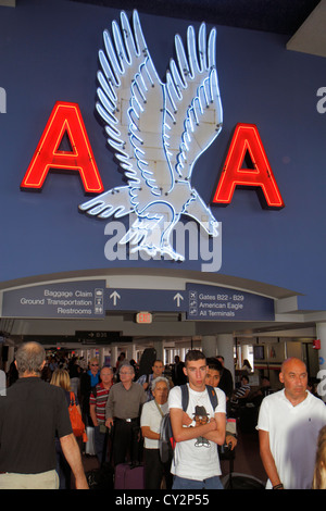 Boston Massachusetts,Logan International Airport,BOS,American Airlines,logo,neon sign,terminal,gate,passeggeri passeggeri piloti, uomo uomo maschio,wom Foto Stock