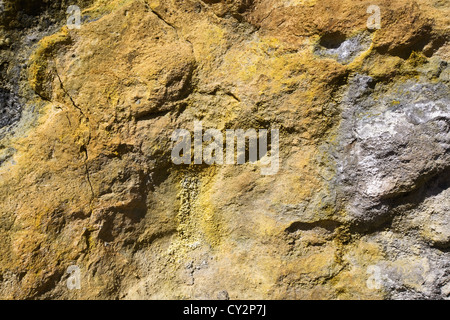 Giallo zolfo copre di pietra pomice, isola di Vulcano, Sicilia, Italia Foto Stock