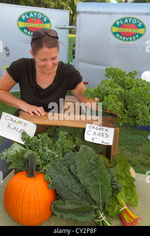 Massachusetts Plymouth,Plimoth Plantation,mercato degli agricoltori,venditore venditori bancarelle stand mercato stand mercato,acquirente acquisto vendere,donna donne, Foto Stock