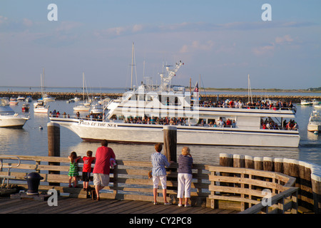 Massachusetts Plymouth, Plymouth Bay, porto, Water Street, barche, yacht, ancorato, ormeggiato, Tails of the Sea, acqua, crociera delle balene, MA120816035 Foto Stock