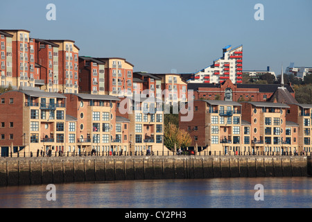 Riverside sviluppo sulla sponda nord del fiume Tyne a Newcastle, Byker parete è visibile in background. Foto Stock