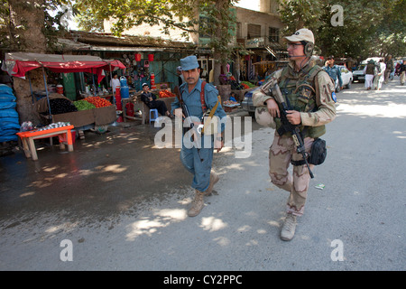 La polizia olandese le guide a piedi con patrol Afghan ufficiali della polizia di Kunduz Foto Stock