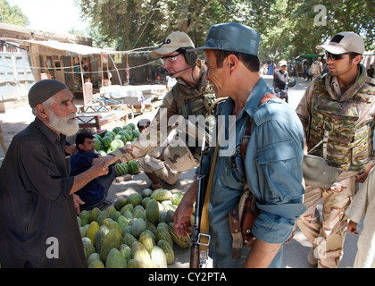 La polizia olandese le guide a piedi con patrol Afghan ufficiali della polizia di Kunduz Foto Stock