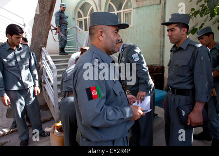 Polizia nazionale afgana ufficiali di pattuglia a piedi in Khanabad, Kunduz. Militare olandese sono loro vigilanza. Foto Stock