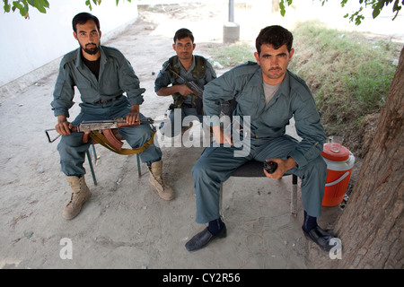 Polizia nazionale afgana ufficiali di pattuglia a piedi in Khanabad, Kunduz. Militare olandese sono loro vigilanza. Foto Stock