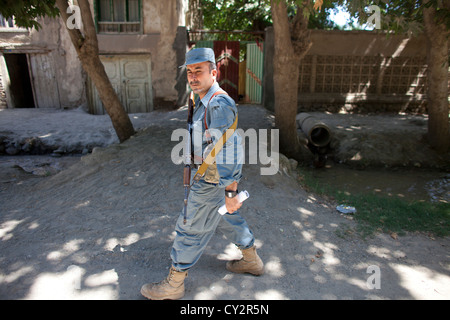 Polizia nazionale afgana ufficiali di pattuglia a piedi in Khanabad, Kunduz. Militare olandese sono loro vigilanza. Foto Stock