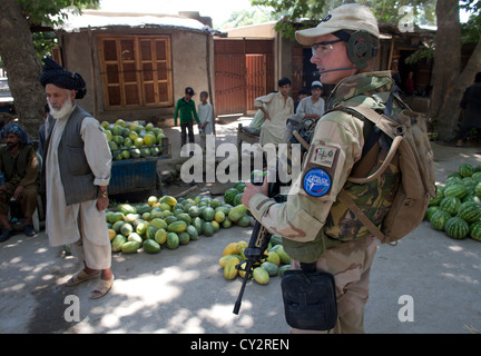 La polizia olandese le guide a piedi con patrol Afghan ufficiali della polizia di Kunduz Foto Stock