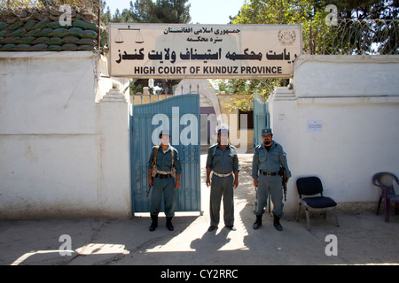 Polizia afgana fissa l ingresso della Alta Corte di Kunduz. Foto Stock