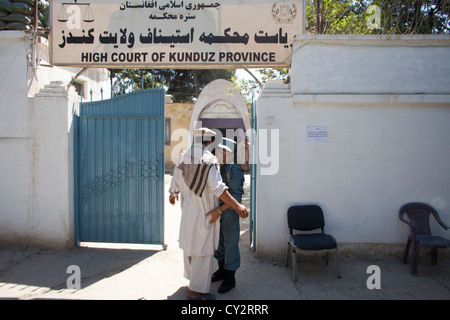 Polizia afgana fissa l ingresso della Alta Corte di Kunduz. Foto Stock