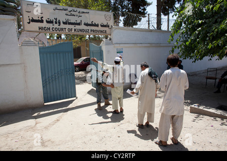 Polizia afgana fissa l ingresso della Alta Corte di Kunduz. Foto Stock