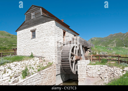 Utah, Salt Lake City, "Questo è il posto che fa' Heritage Park, una ri-creato del XIX secolo insediamento pioneer, Grist Mill replica. Foto Stock