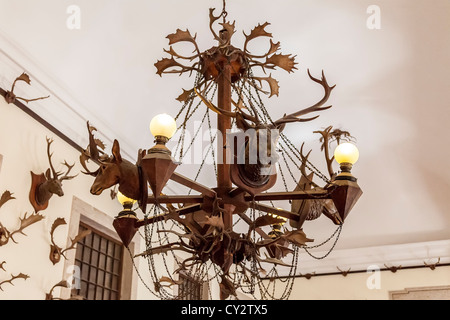 Il lampadario fatto di corna di cervo in la Stanza della Caccia. Mafra National Palace, del convento e della Basilica in Portogallo. Architettura Barocca. Foto Stock